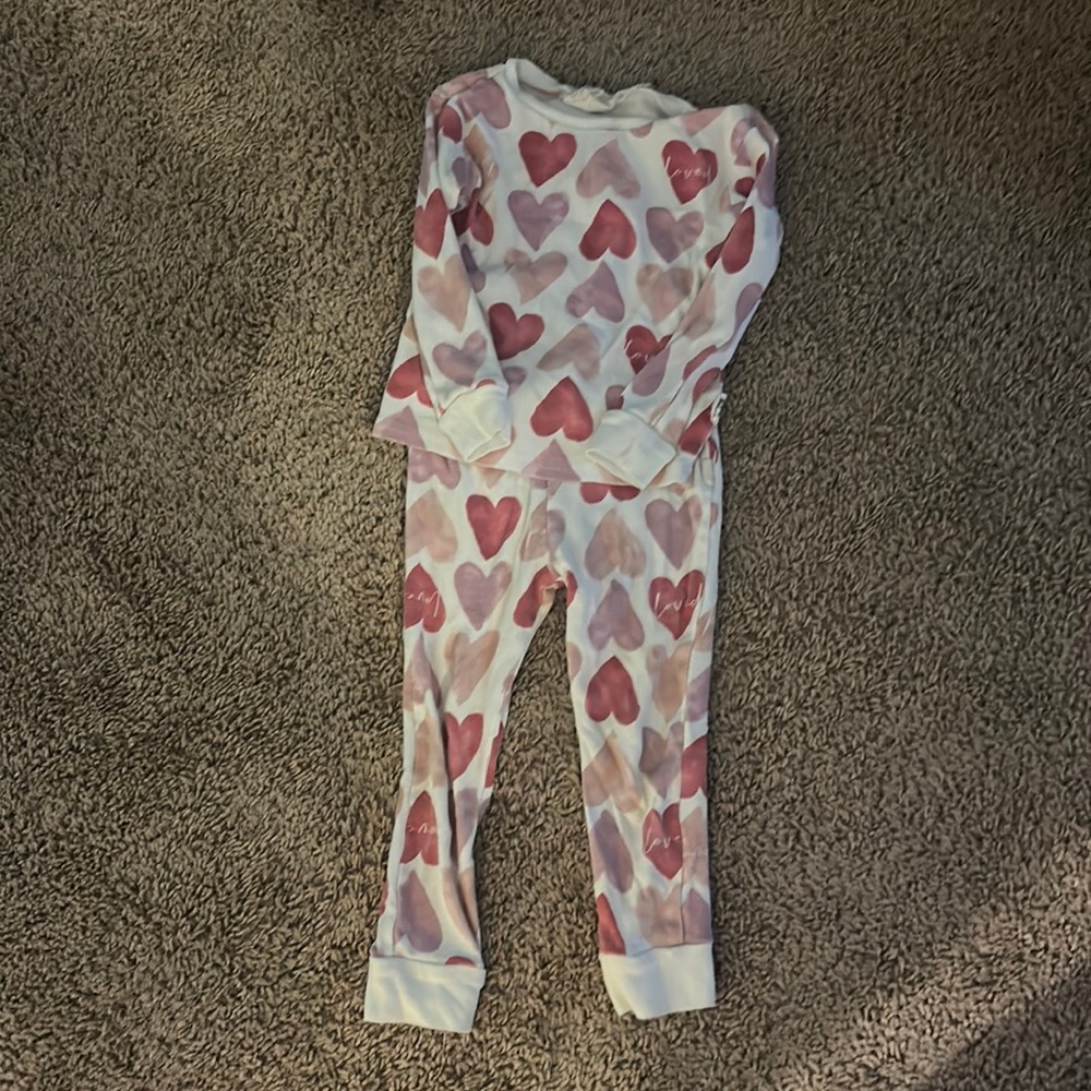 Toddler Girl 4T heart pjs. Smoke free & pet free